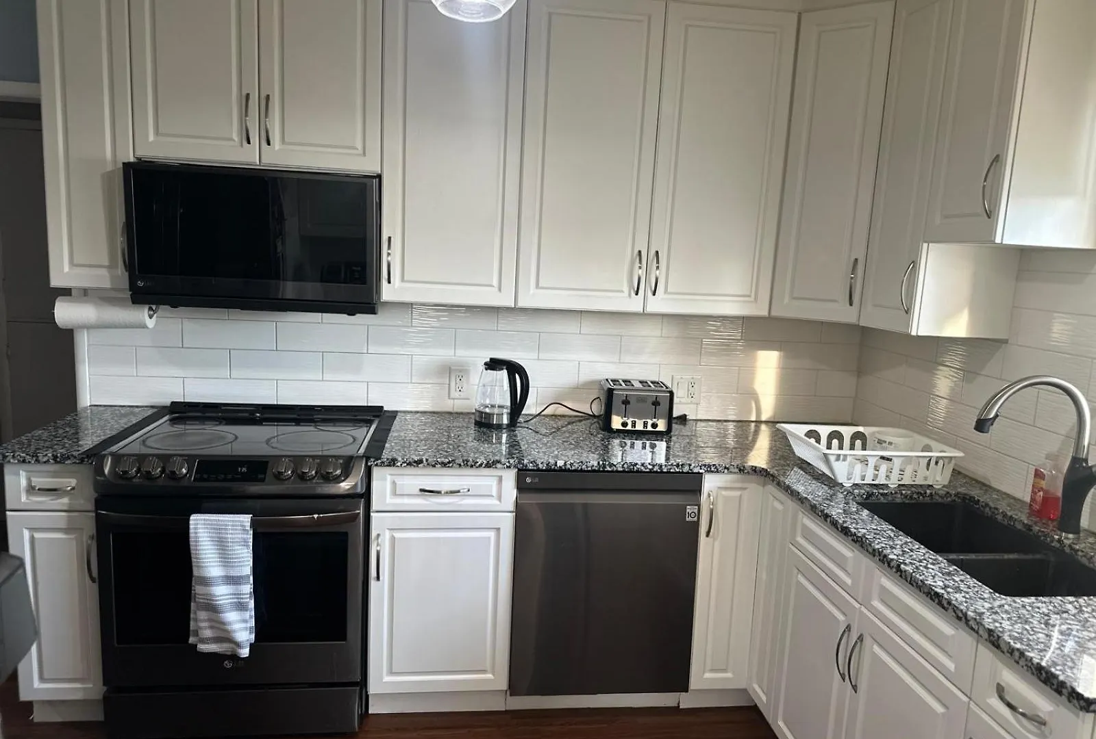 Winnipeg 4 Bedrooms Cozy Home 0*,  Kanada